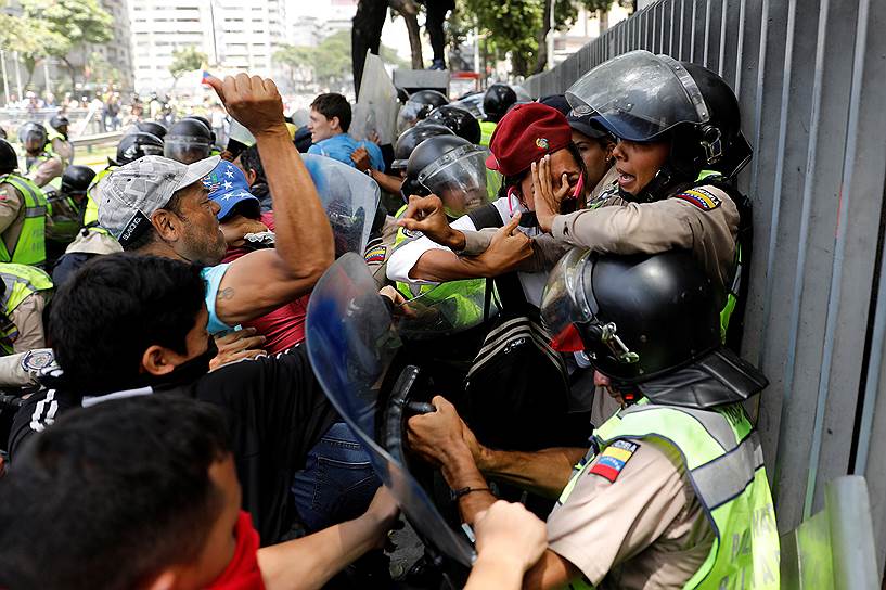 Каракас, Венесуэла. Столкновения полиции с участниками акции против президента страны Николаса Мадуро  