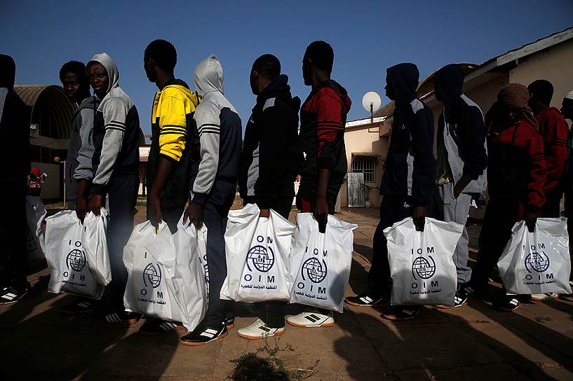 Банжул, Гамбия. Гамбийцы, депортированные из Ливии, ждут регистрации в аэропорту
