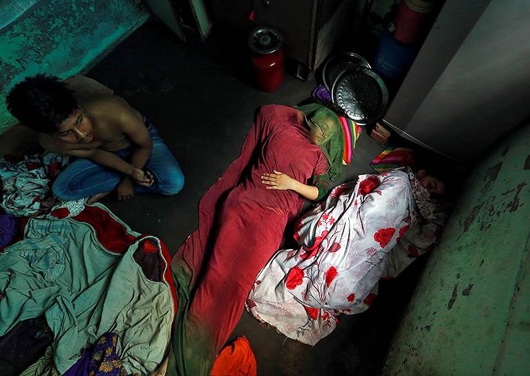 Лакхнау, Индия. Семья в мясной лавке. В штате Уттар-Прадеш мясники начали бессрочную голодовку против решения закрыть нелегальные и механизированные скотобойни