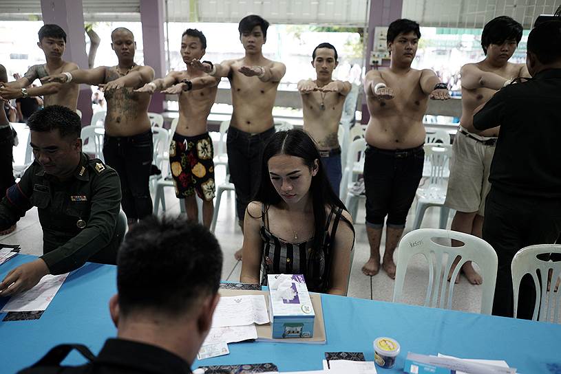 Бангкок, Таиланд. Трансгендер в ожидании документов на призывном пункте 