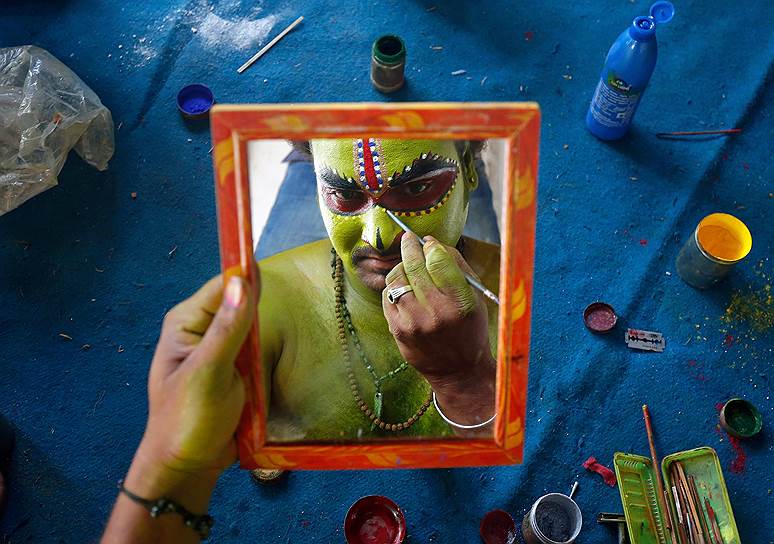 Бангалор, Индия. Артист готовится к выступлению во время индуистского праздника Рамнавами