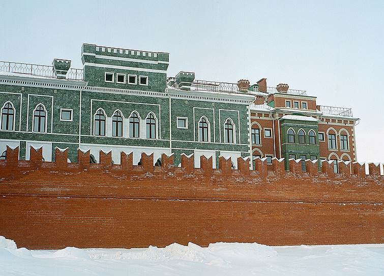 Жилой комплекс на Воскресенской набережной отделен от города глухой «кремлевской» стеной