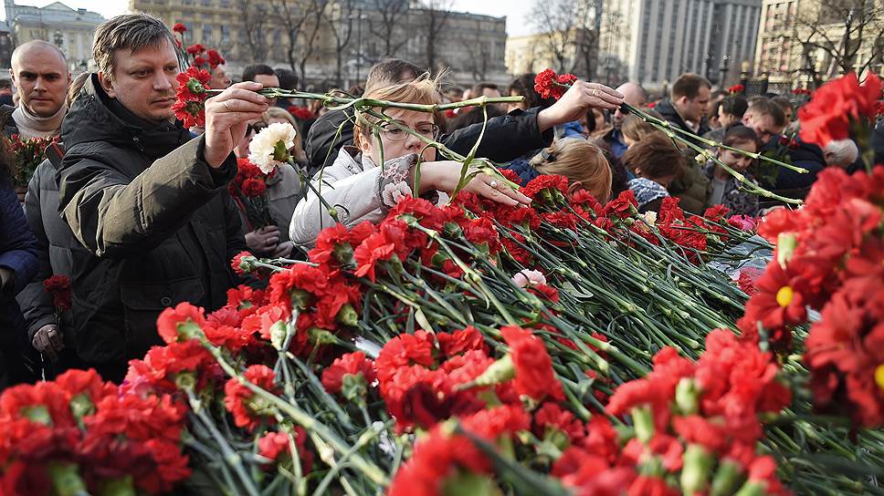 В Москве и Петербурге память жертв теракта почтили после официальных митингов