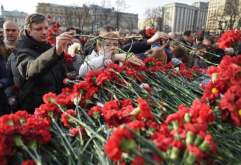 Москвичи, дождавшись окончания концерта, смогли возложить цветы к стеле Ленинграда в Александровском саду