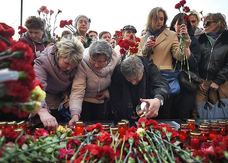 Участники акции во время возложения цветов к памятному знаку «Город-герой Ленинград» у Могилы неизвестного солдата в Москве