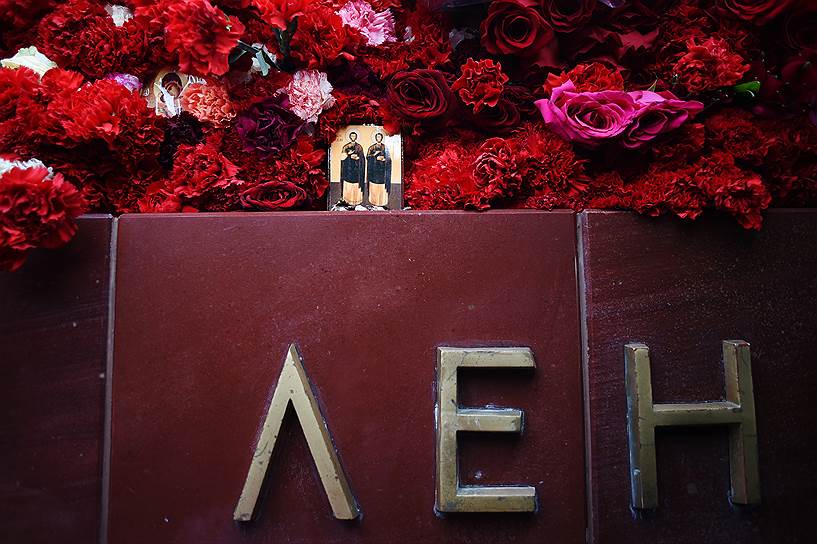 Цветы у памятного знака «Город-герой Ленинград» у Могилы неизвестного солдата в Москве