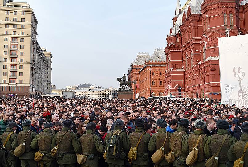 Акция в память о жертвах теракта в метро Санкт-Петербурга «Питер, мы с тобой!» на Манежной площади в Москве