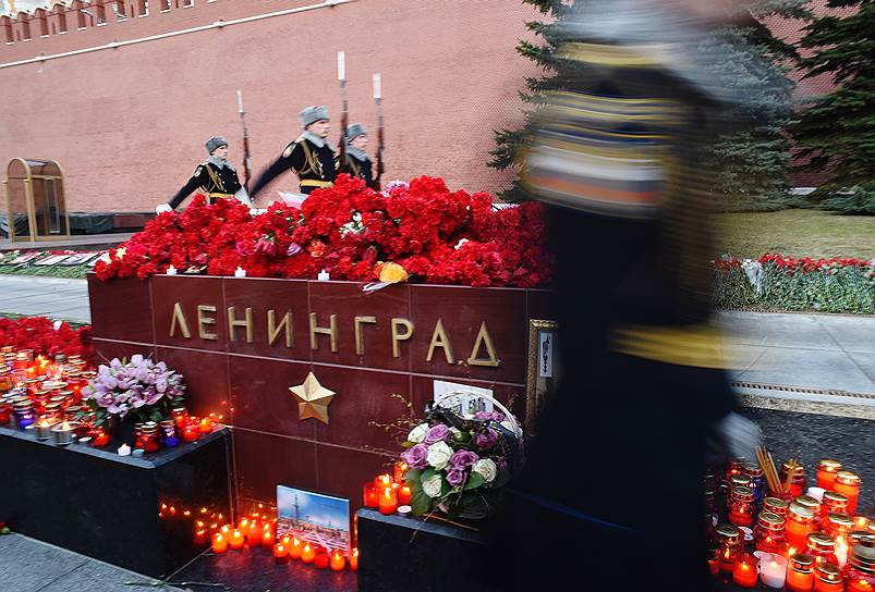 Цветы и свечи у памятного знака «Город-герой Ленинград» у Могилы неизвестного солдата в Москве