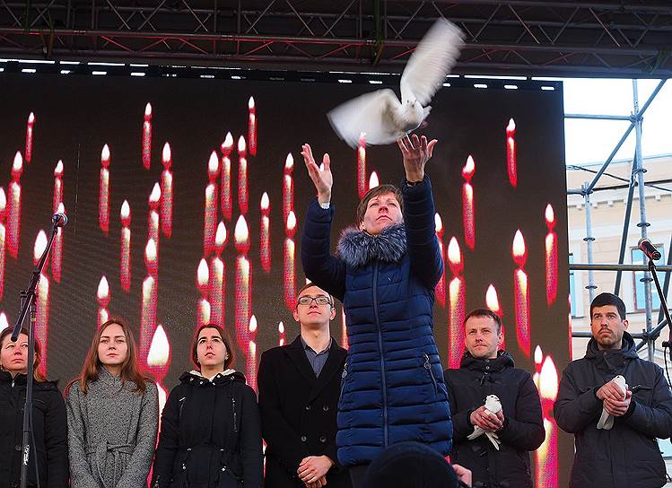 Участники акции в память о жертвах теракта в метро Санкт-Петербурга выпускают в небо голубей у станции «Технологической институт»