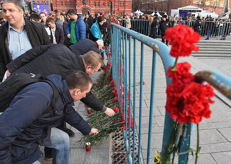 Акция в память о жертвах теракта в метро Санкт-Петербурга «Питер, мы с тобой!» на Манежной площади в Москве