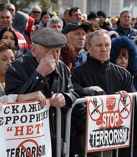 Акция «Вместе против террора» у Государственного совета Крыма в Симферополе, посвященная трагедии в метро Санкт-Петербурга