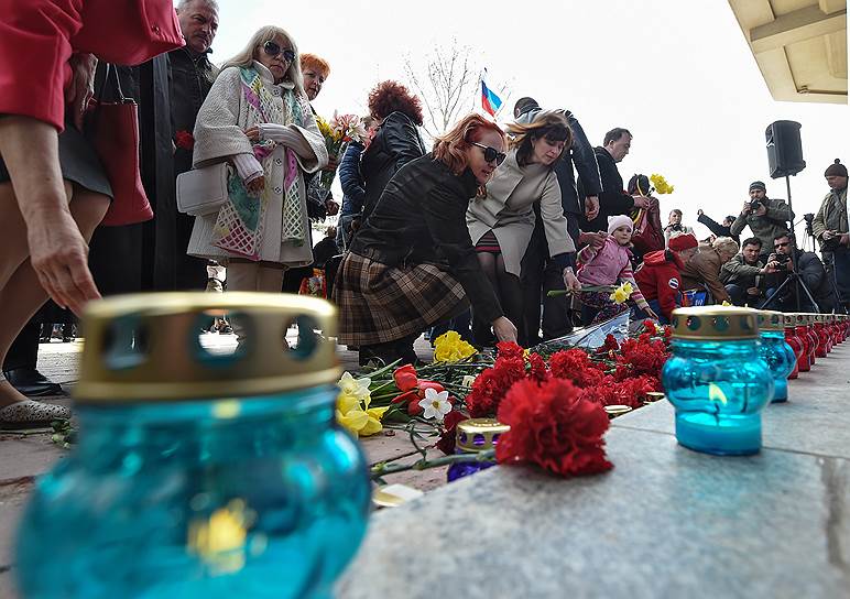 Акция «Вместе против террора» у Государственного совета Крыма в Симферополе, посвященная трагедии в метро Санкт-Петербурга