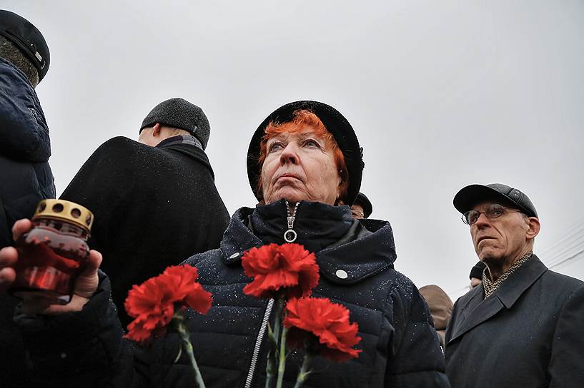 Акция в память о жертвах взрыва в метро Санкт-Петербурга на Новособорной площади в Томске