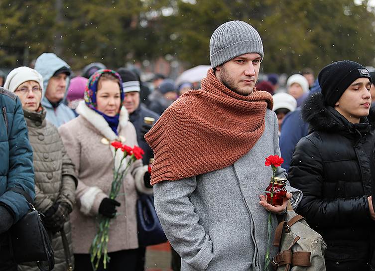 Акция в память о жертвах взрыва в метро Санкт-Петербурга на Новособорной площади в Томске