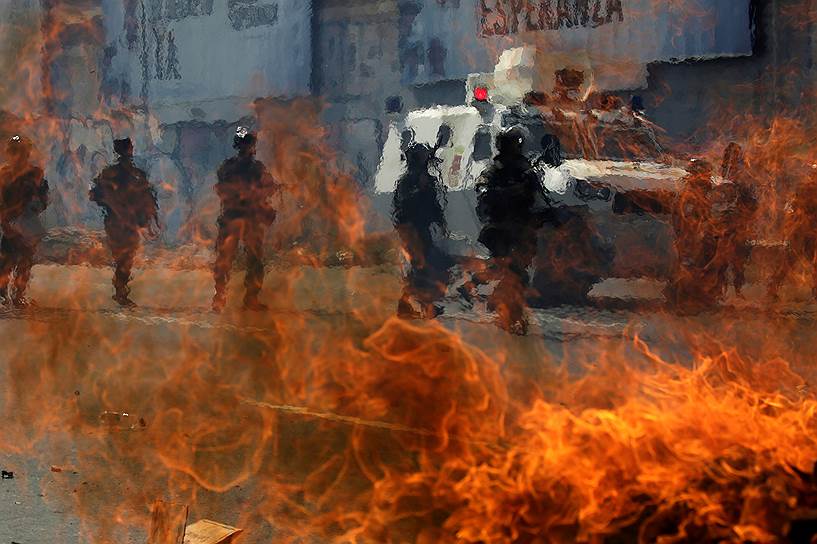 Каракас, Венесуэла. Сотрудники полиции во время столкновений с демонстрантами
