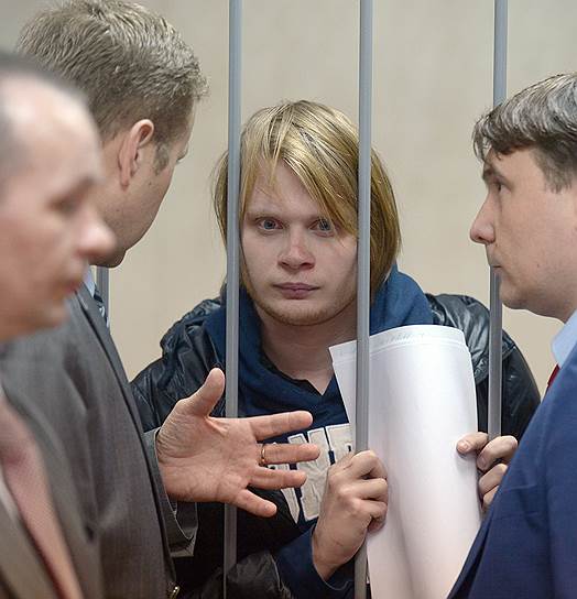Ради свободы Дмитрий Богатов (на фото — за решеткой) готов был ходить на все суды и содействовать Следственному комитету