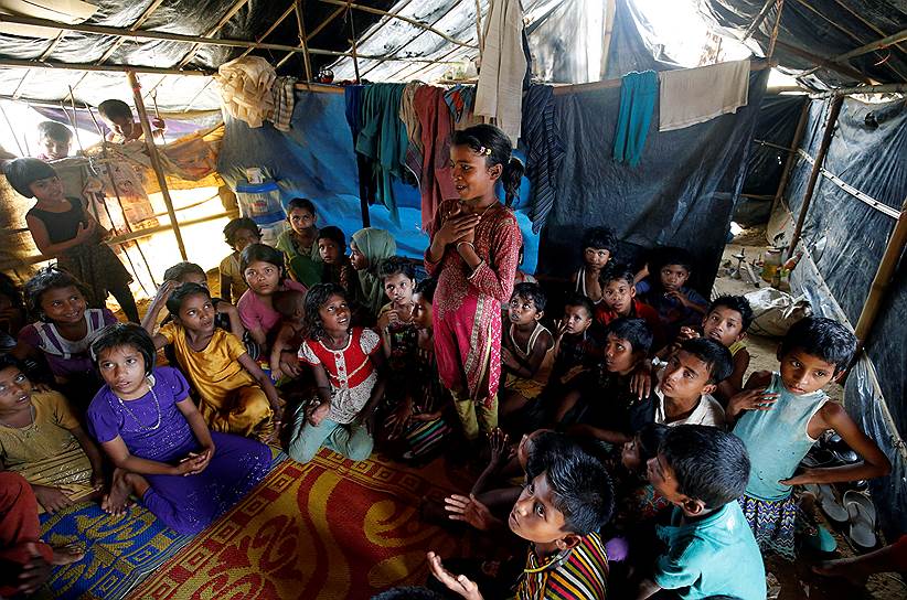Кокс-Базар, Бангладеш. Ученики импровизированной школы в лагере беженцев рохинья