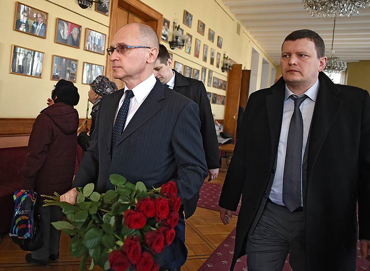 Первый заместитель главы администрации президента России Сергей Кириенко (слева) во время панихиды