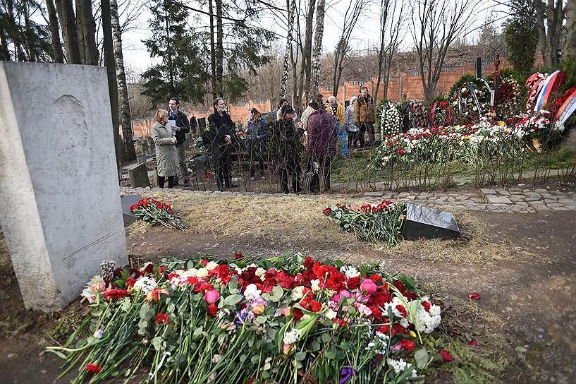 Похороны Евгения Евтушенко на кладбище в Переделкино. Поэт погребен рядом с Борисом Пастернаком