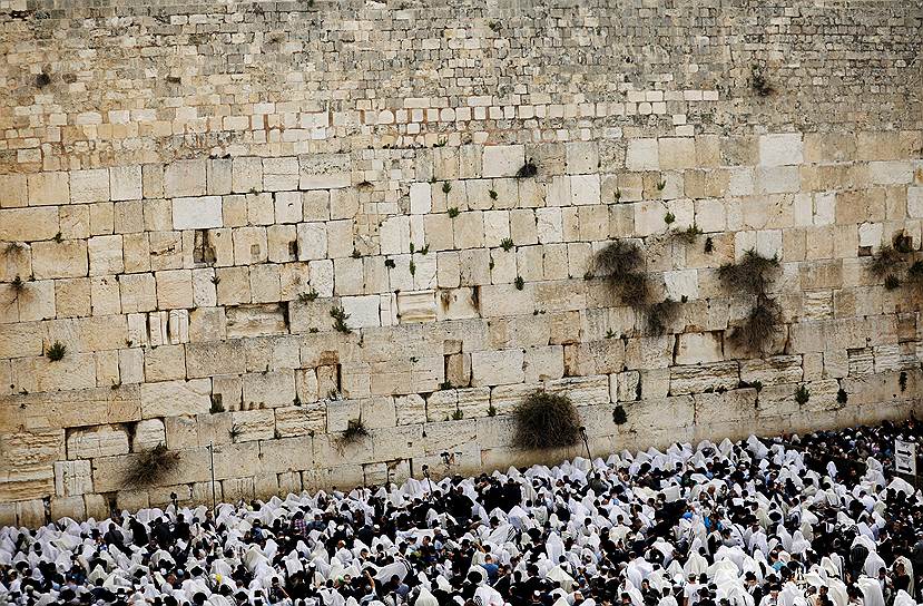 Иерусалим, Израиль. Молитва у Стены плача во время праздника Песах