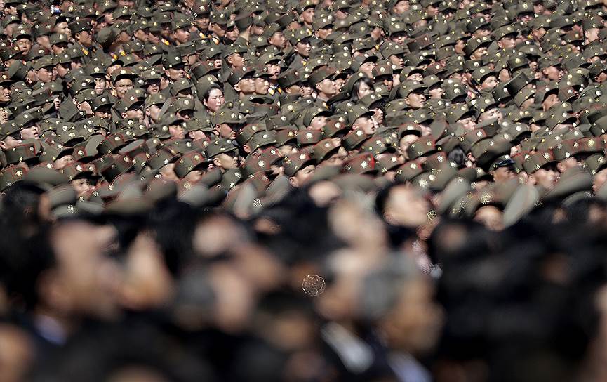 Пхеньян, Северная Корея. Военнослужащие во время открытия района Рёмён