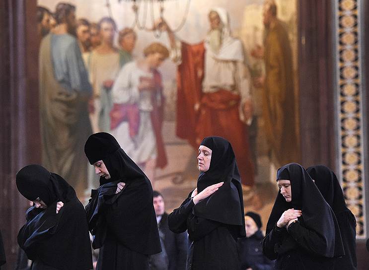 Москва, Россия. Монахини во время богослужения в Великий четверг в храме Христа Спасителя
