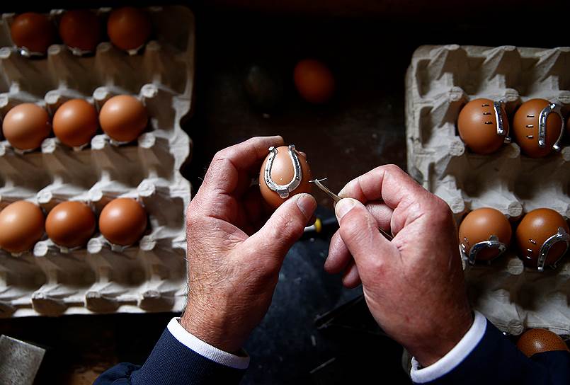 Крешево, Босния и Герцеговина. Мастер украшает яйцо 