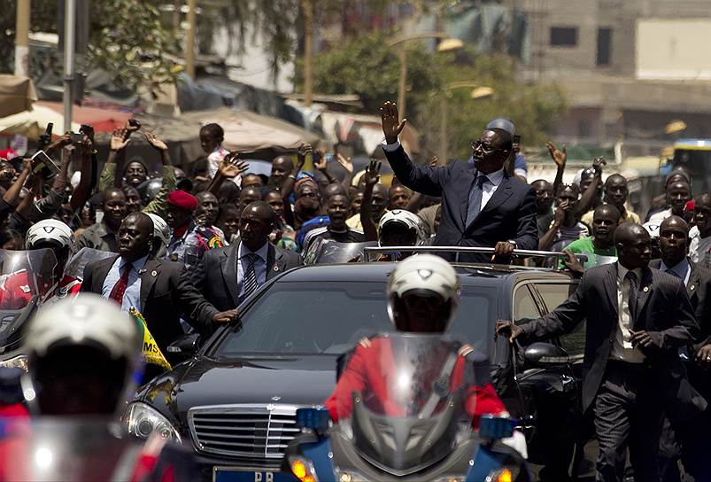 Сенегальский президент Маки Салл, выбранный в 2012 году, произнес свою победную речь из автомобиля. Во время приветствия сторонников, он высунулся из люка и провозгласил «новую эру в истории страны». Из автомобиля Салл выступал и во время референдума о конституционной реформе в стране в 2016 году