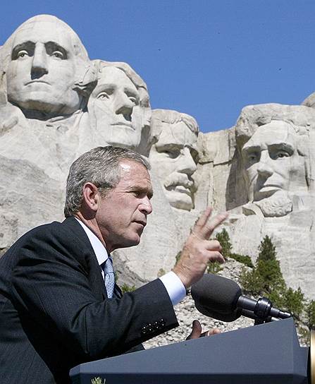 Несмотря на популярность образа горы Рашмор в массовой культуре, только четыре президента США выступали в этом месте: Калвин Кулидж, Франклин Делано Рузвельт, Джордж Буш-старший и его сын Джордж Буш-младший (на фото)