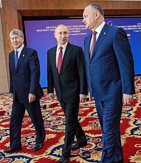 Слева направо:  президент Киргизии Алмазбек Атамбаев, президент России Владимир Путин и президент Молдавии Игорь Додон