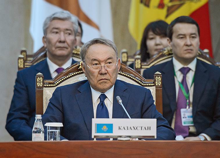 Президент Казахстана Нурсултан Назарбаев (в центре)