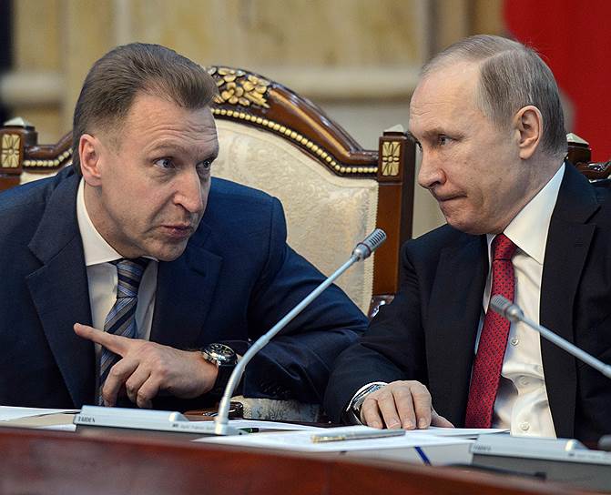 Первый вице-премьер Игорь Шувалов (слева) и президент России Владимир Путин 