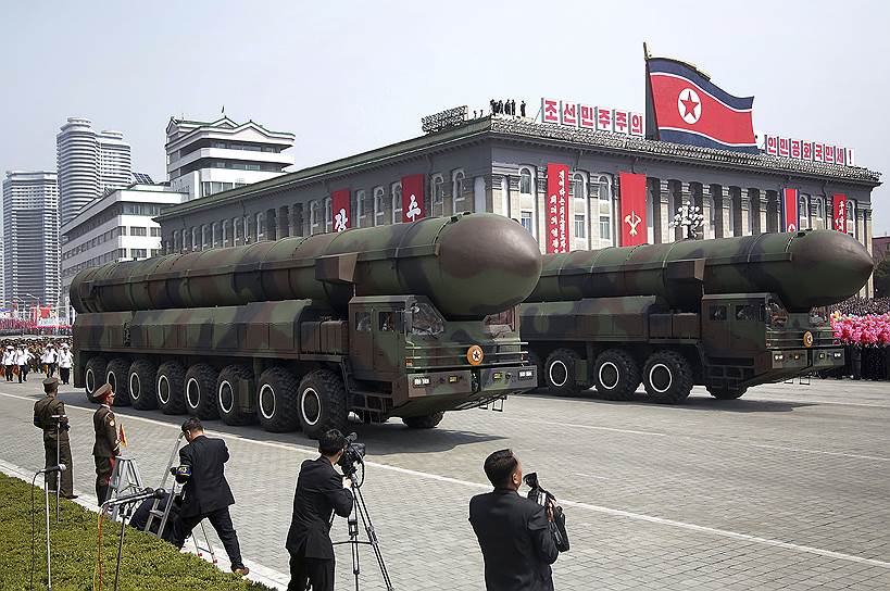 На субботнем параде Северная Корея показала свои новые ракеты, похожие на советские, и новых коммандос, похожих на американских