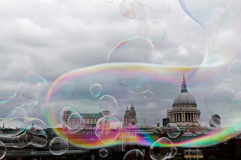 Лондон, Великобритания. Мыльные пузыри на фоне собора Святого Павла