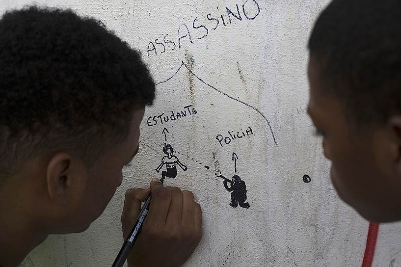 Дети рисуют, как полицейский стреляет в ученика школы