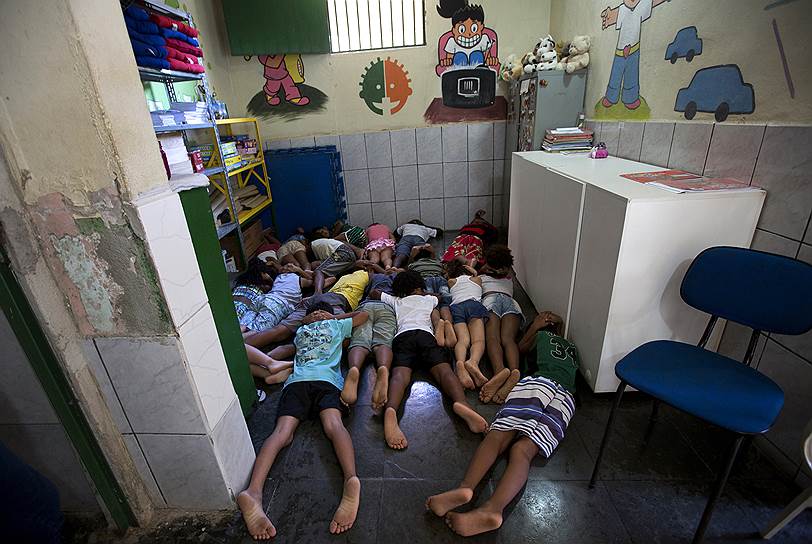 В последние два месяца в школах Рио-де-Жанейро, которые находятся в криминальных фавелах, стало невозможно вести занятия, жалуются местные жители и власти районов