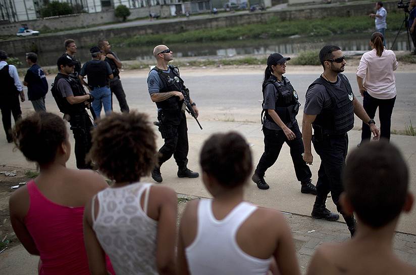 Полицейские во время патрулирования улиц в районе Акари, где погибла Мария Эдуарда Консейсао