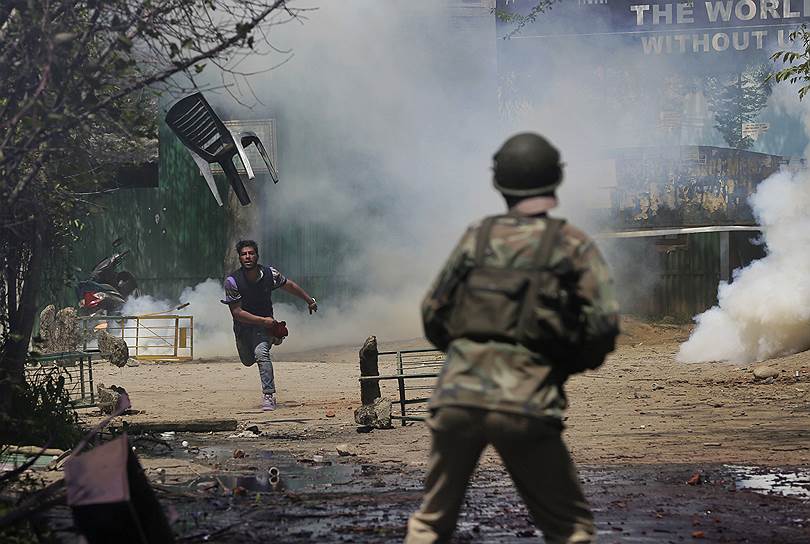 Сринагар, Индия. Столкновение полицейских и студентов во время рейда в колледже