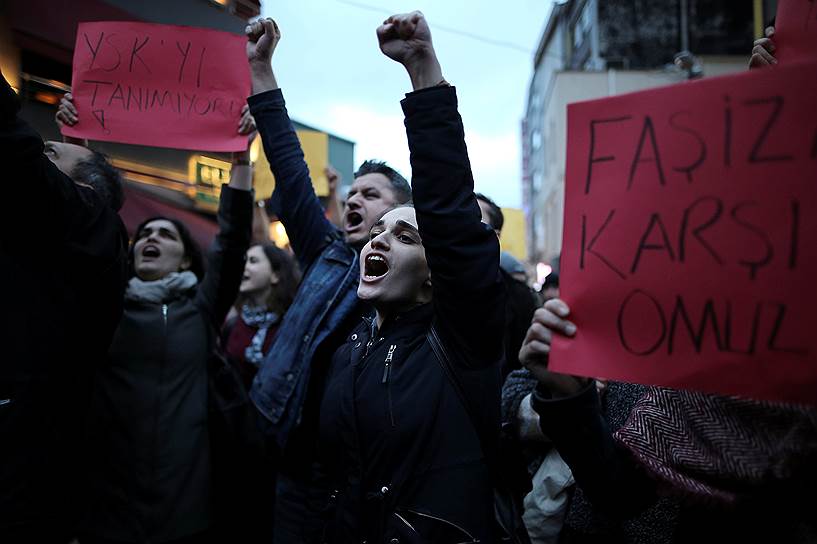 Стамбул, Турция. Демонстранты во время антиправительственной акции против итогов референдума о конституционной реформе, расширяющей полномочия президента