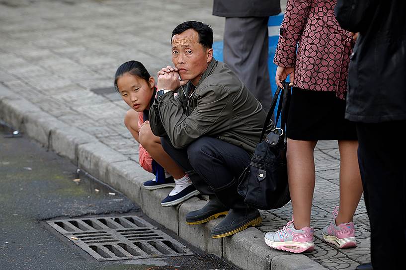 Пхеньян, Северная Корея. Местные жители ожидают автобус