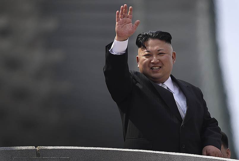 В 2014 году лидер Северной Кореи Ким Чен Ын предстал на заседании политбюро страны в новом образе. Выбритые виски и агрессивно зачесанные наверх волосы вызвали недоумение у западных СМИ. При этом в самой КНДР студентам рекомендовали носить стрижки, похожие на прическу вождя нации