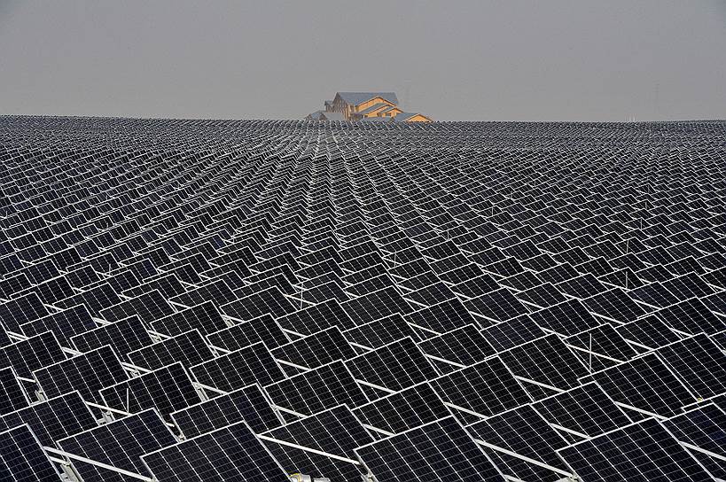 Иньчуань, Китай. Расставленные солнечные батареи 