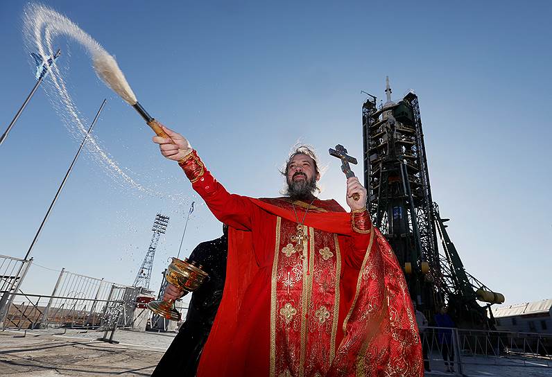 Байконур, Казахстан. Православный священник благословляет космический корабль «Союз МС-04»