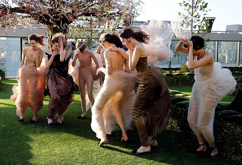 Токио, Япония. Ветер раздувает платья и прически моделей перед репетицией показа новой коллекции Christian Dior на открытие нового бутика бренда в центре города