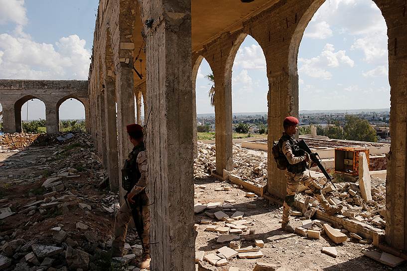 Мосул, Ирак. Иракские военные охраняют храм во время выступления скрипача, который два года прожил на территории, оккупированной террористами «Исламского государства» (запрещено в РФ)