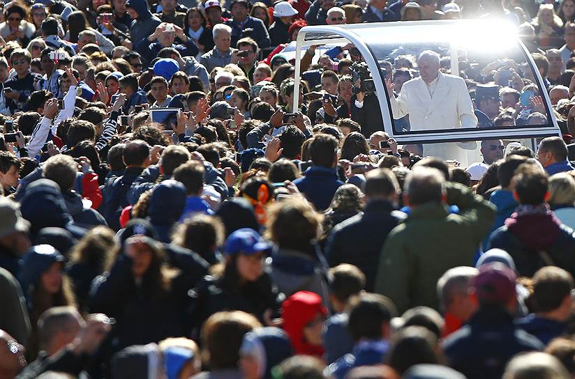 Ватикан. Папа римский Франциск приветствует людей на площади святого Петра перед еженедельной Генеральной аудиенцией 