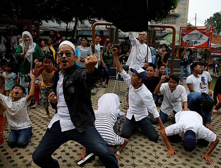 Джакарта, Индонезия. Сторонники кандидата в губернаторы Аниса Басведана во время трансляции его выступления после выборов