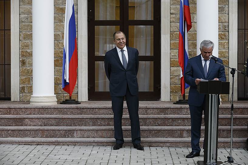 Министр иностранных дел России Сергей Лавров (в центре) и президент Абхазии Рауль Хаджимба 
