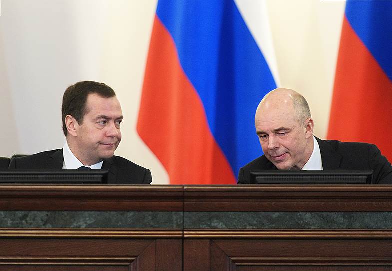 Премьер-министр России Дмитрий Медведев и министр финансов Антон Силуанов