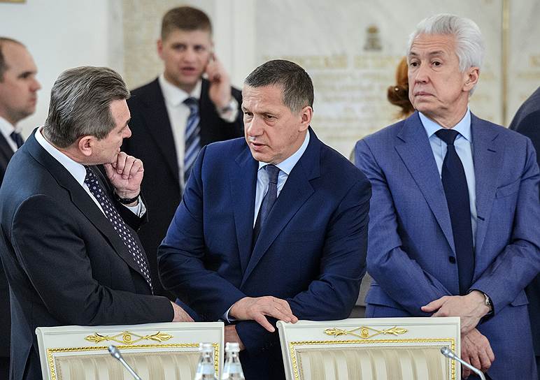 Заместитель председателя Государственной думы Владимир Васильев (справа) в конце заседания посчитал своим долгом вступиться за обиженного товарища